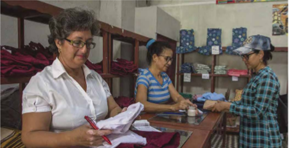 Foto: Leandro Pérez Pérez/ Adelante Uniformes escolares a la venta en la provincia