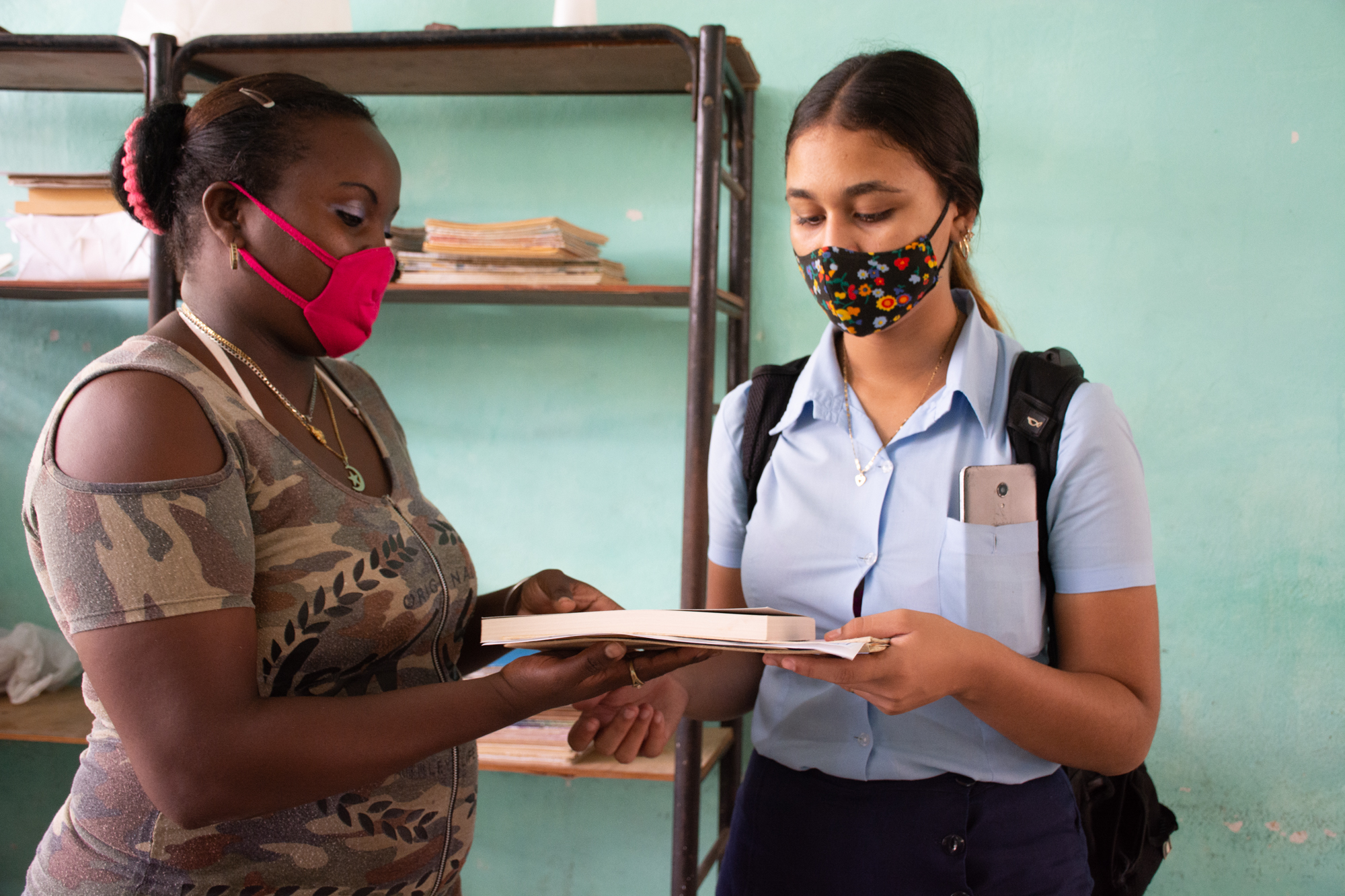 Tras finalizar su última prueba de ingreso, los alumnos de duodécimo grado, sin aglomeraciones y cumpliendo las medidas sanitarias, recogen sus títulos y un libro como obsequio en la secretaría docente del IPVCE. 