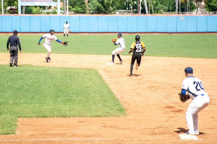 Fotos: Alejandro Rodríguez Leiva/ Adelante Toros noquean y llegan a 20 victorias
