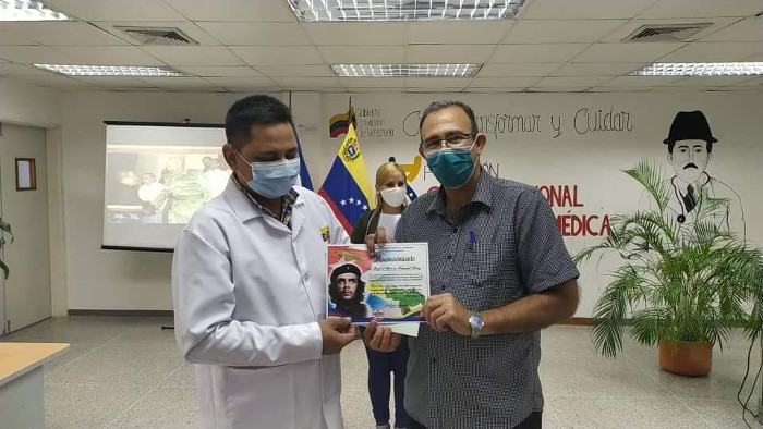 Pimentel recibiendo la condecoración. Fotos: Cortesía del entrevistado El sello de oro de Pimentel