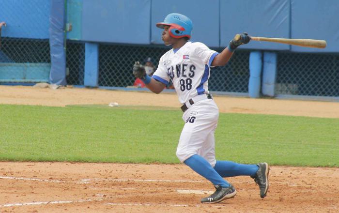 Joasán Guillén conectó un elevado de sacrificio. Foto: Tomada de tribuna.cu Industriales deja al campo a un errático Camagüey