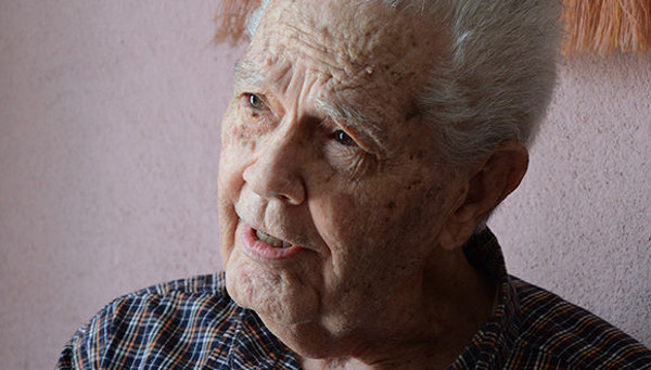 A Cebrián el trato con el Che le dejó como enseñanzas la modestia, la sinceridad y el espíritu de trabajo, ejemplo que siguió en diferentes colectivos mientras estuvo activo. Fotos: Otilio Rivero Delgado/Archivo y fotocopia de Leandro Pérez Pérez/ Adelante El Che, poblando de industrias a Camagüey