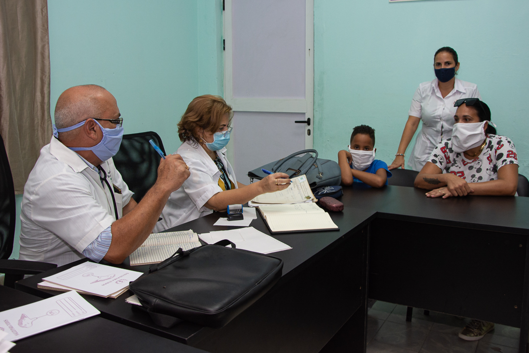 La médico de familia  Dra. Yunisleidys Gutiérrez Membribe, del área de salud Previsora recibe las indicaciones junto con el niño y su familia. 