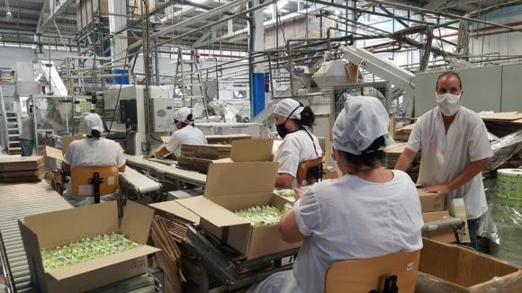 El jabón de tocador Daily es el producto líder de la empresa. Este año deben confeccionarse más de 77 millones de unidades. Fotos: Tomadas de cubadebate.cu