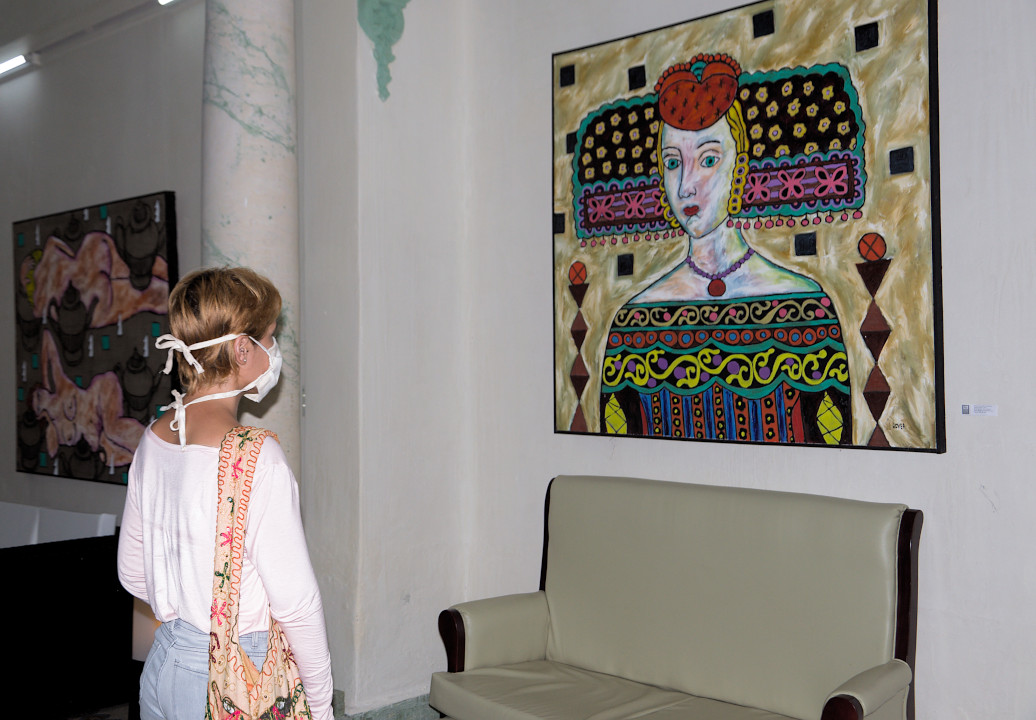 Fotos: Yoel Benítez Fonseca/ Adelante Joel Jover con cuadros para colgar detrás del sofá