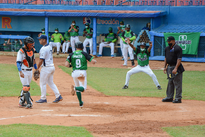 Fotos: Leandro Pérez Pérez/ Adelante Elefantes pisan fuerte a su llegada al Cándido González
