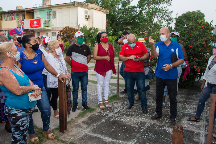 En junio, Gerardo visitó los barrios camagüeyanos, entonces como vicecoordinador de los CDR. Foto: Leandro Pérez Pérez/ Adelante/ Archivo Seguir cumpliendo la promesa de aquella noche