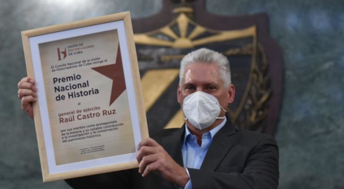 Foto: Tomada de cubasi.cu Premio nacional de Historia para Raúl Castro