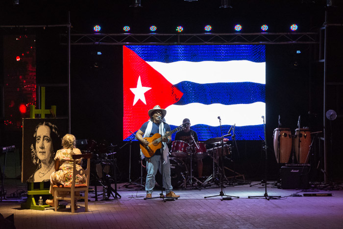 El trovador Reinaldo Rodríguez y la pintora Ileana Sánchez en el primer cuadro de la gala. Ambos son Miembros de Honor de la AHS. Fotos: Leandro Pérez Pérez/ Adelante Gala de juventudes marca nuevo ciclo de cultura