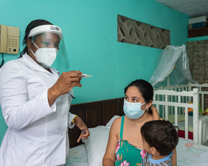 Ya Elena está de vuelta en su Camagüey. En el consultorio No. 3 del policlínico José Martí cumple ahora su nueva misión. Foto: Leandro Pérez Pérez/ Adelante Del mundo, pero ante todo, de Cuba: el estreno de Elena