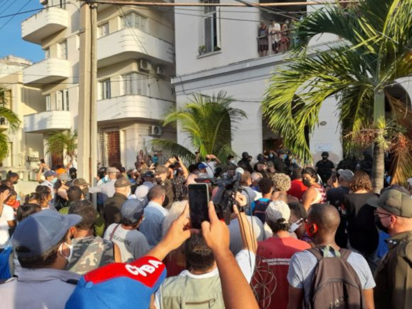 Personas reunidas en el lugar de los sucesos tras finalizar el operativo. Foto: Tomada de las redes sociales digitales