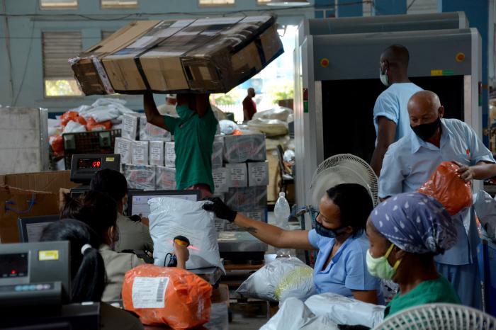Los bultos postales internacionales de paquetería Courier y mensajería expresa continúan llegando al país en cifras récord, tanto por vía área como por vía marítima. Foto: Tomada de granma.cu Priorizan entrega de paquetería enviada desde el exterior