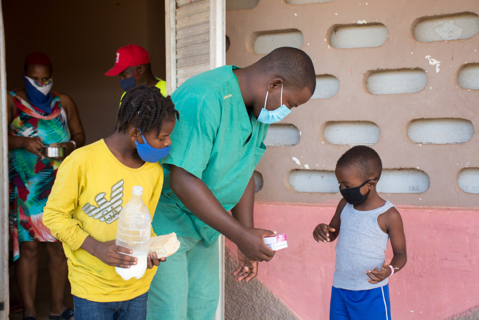 Fotos: Alejandro Rodríguez Leiva/ Adelante Cuba tiende manos solidarias a migrantes haitianos en Cayo Cruz, Camagüey (+Fotos)