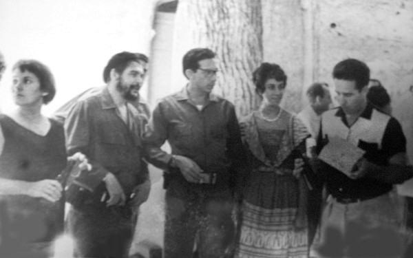 Gayol es el primero de derecha a izquierda. Fotocopia: Otilio Rivero Delgado/ Adelante Suárez Gayol, ejemplo vivo a 54 años de su caída en Bolivia