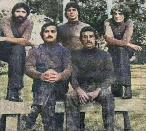 El grupo Girón surgió en el panorama musical cubano de la década del ´70. Uno de sus directores fue Rogelio Acosta, padre de Yicel. 