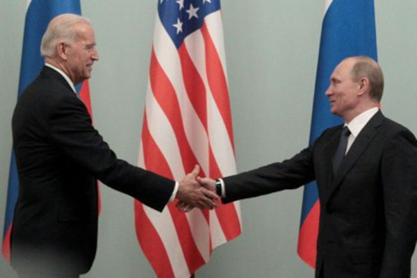 Vladimir Putin y el entonces vicepresidente de los Estados Unidos Joe Biden durante su reunión en Moscú el 10 de marzo de 2011. Foto: tomada de infobae.com
