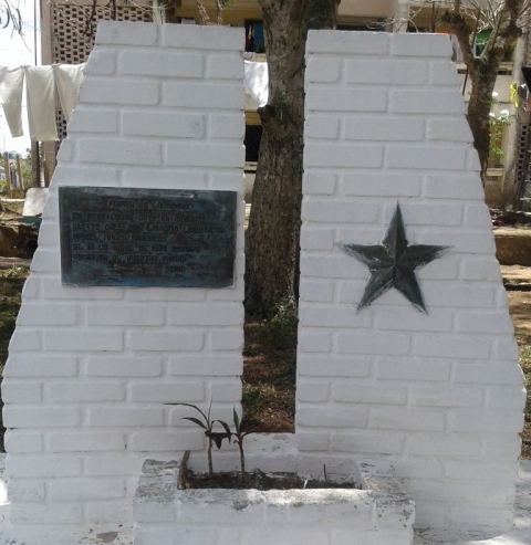 Tarja alusiva a la caída de Miguel Maceo en Cascorro el 18 de abril de 1874. Se develó en 1984 con la presencia del entonces Coronel Arnaldo Tamayo Méndez. Foto: Del autor