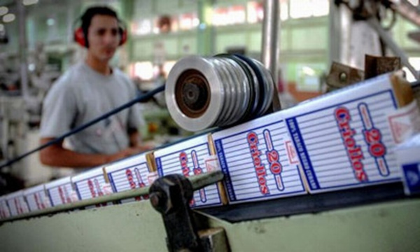 El director de la Empresa Comercializadora de Tabaco en rama, Ricardo Montero Lazo, anunció el traslado de 62 000 paquetes de Criollos procedente de Holguín, donde los dos turnos de trabajo quedaron restablecidos. Foto: tomada de cubadebate.cu ¿Por qué falta el cigarro en la red minorista de Comercio?