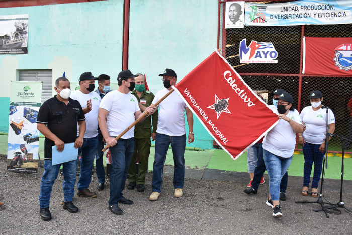 Trabajadores de Azutecnia. Fotos: Alejandro Rodríguez Leiva/ Adelante Abanderan colectivos laborales vanguardias en Camagüey