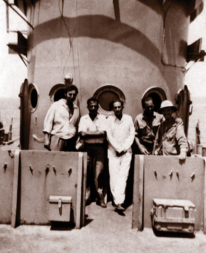 Fidel, el primero de izquiera a derecha, en una embarcación en Cayo ConfitesFoto: Archivo de Adelante