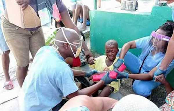 Foto: Tomada de prensa-latina.cu Médicos cubanos atienden a más de 600 pacientes en Haití tras terremoto