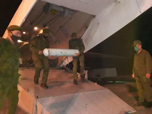 En la noche de este martes arribó al aeropuerto Ignacio Agramonte un avión AN-26 con un cargamento de 30 cilindros de oxígeno medicinal para hospitales de esta provincia. Foto: Tomada del perfil en Facebook de Luis Naranjo/ TV Camagüey Mejora existencias de oxígeno en hospitales camagüeyanos