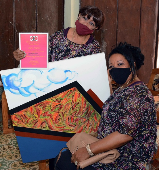 Teresa Romera Miranda (I), ganadora del Gran Premio del Festival de la Canción Patricio Ballagas, integrante del Dúo Voces, junto a Marina Collazo, durante las celebraciones por el aniversario 60 de la Unión Nacional de Escritores y Artistas de Cuba (Uneac).Foto: Rodolfo Blanco Cué / ACN