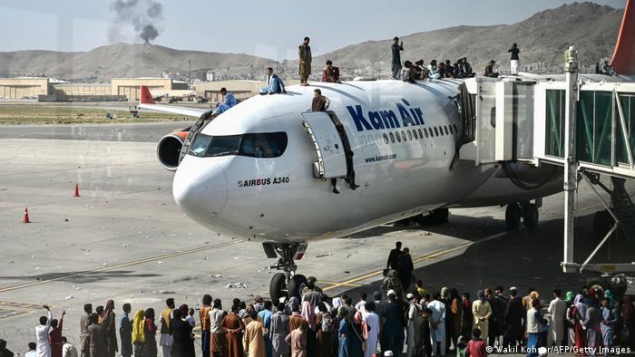 Caos en el aeropuerto de Kabul. Foto: Tomada de dw.com Necesario dialogar por solución pacífica y autónoma en Afganistán