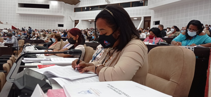 Diputados cubanos debaten proyectos de leyes a aprobación en el Parlamento. Foto: Ismael Francisco/ Cubadebate. Diputados trabajan en comisiones con la presencia de Díaz-Canel