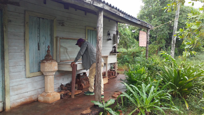 -En vitrinas improvisadas en el portal de la casa de la finca Palmarto se exhiben cientos de piezas museables. En primer plano la pila bautismal de la iglesia católica traída alguna vez desde La Florida. Fotos: Del autor Una polémica a debate