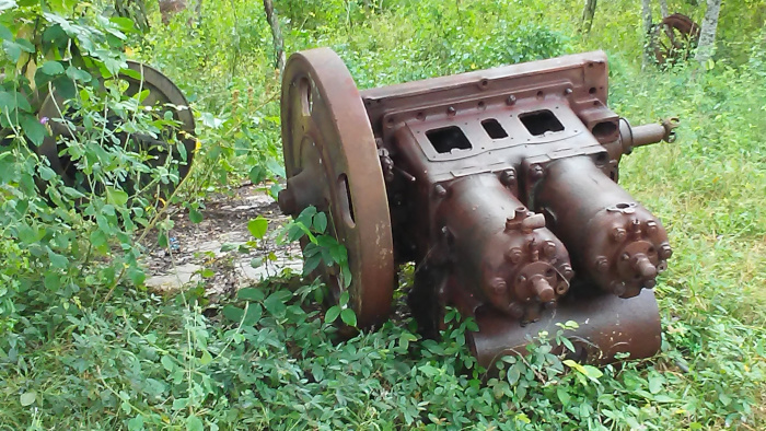 Restos de máquinas pesadas de todo tipo; del ingenio azucarero, de calderas, winches, aserraderos, de los muelles, de la industria de la naranja, todo disperso entre las malezas y que de alguna forma el joven aficionado trasladó a este lugar. 