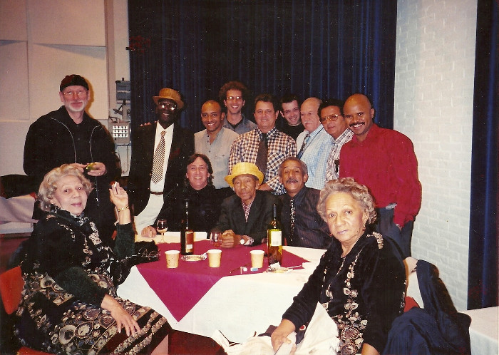 Juan Ramón Orol con las hermanas Fáez. Fotos: Archivo