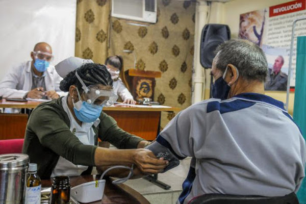 Health personnel take the vital signs of the volunteers who have already received Sovereign 02 to evaluate the reaction, safety and level of immunization. Photo: José M. Correa/ granma.cu Cuban biotechnology guarantees health and saves lives