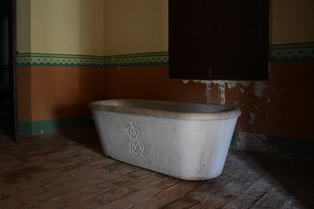 Bañadera de mármol de Carrara, pieza original de la casa.