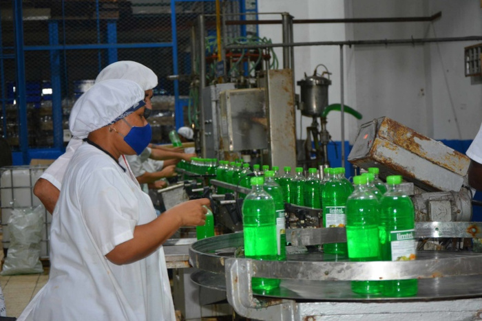 Suchel Jovel cumple con la entrega del ciento por ciento del detergente líquido del encargo estatal en Cuba. Fotos: Del autor. Comercializarán dos nuevos detergentes en tiendas en moneda nacional