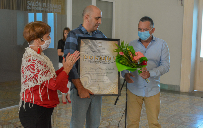 Fotos: Alejandro Rodríguez Leiva/ Adelante Confieren Premio Alarife Público al arquitecto Henry Mazorra
