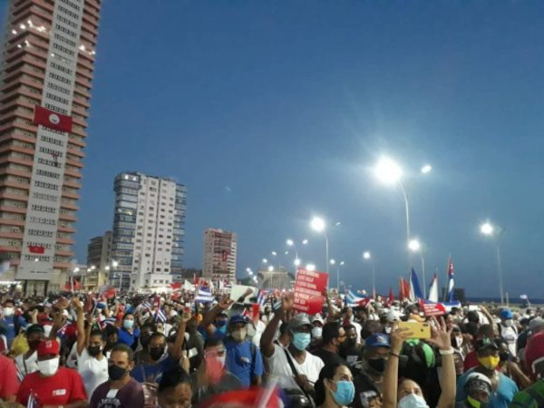 El pueblo defiende la Revolución junto al malecón habanero. Foto: Tomada de cubadebate.cu Cuba es amor, paz y solidaridad