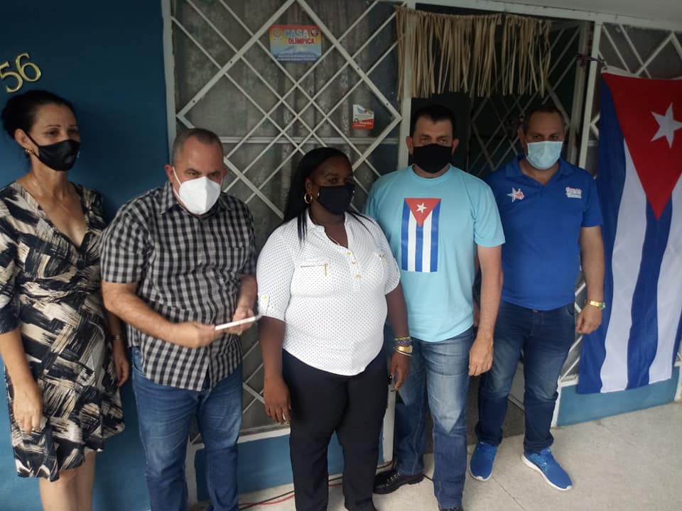 El Primer Secretario del Partido Comunista de Cuba en Camagüey, Ariel Santana, acompañó a la madre de Julio César La Cruz en la declaración de su Casa Olímpica. Foto:Tomada del perfil en Facebook del Inder Camagüey