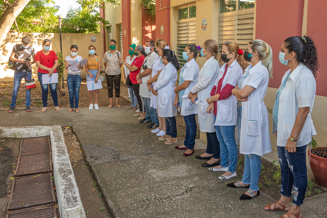  El lunes 26 de Julio, niños y familiares participantes en el estudio Ismaelillo agradecieron a la Revolución y en especial a los científicos cubanos sus desvelos, junto al personal de Salud, por proteger al pueblo frente a la COVID-19. Las dos fases de la primera etapa han incluido voluntarios de 12 a 18 años, y luego llegará a los pequeños de 3 a 11.