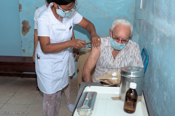Fotos: Yoel Benítez Fonseca/ Adelante Tercera dosis de vacuna Abdala en Hogar de Ancianos de Camagüey