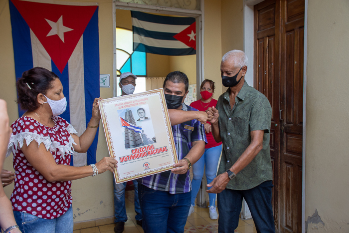 El reconocimiento de Distinguido Nacionalinal. Fotos: Alejandro Rodríguez Leiva/ Adelante Trabajadores de la Contraloría recuerdan a Maceo y Che