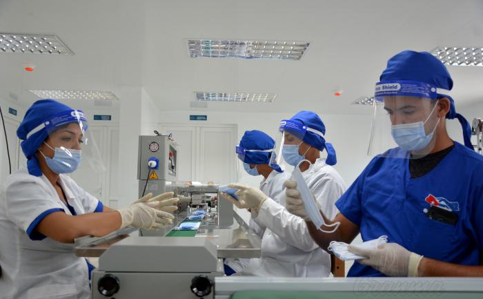 La planta de mascarillas es capaz de producir hasta 40 unidades por minuto. Foto: tomada de granma.cu Planta de producción de insumos médicos de protección contra la COVID-19