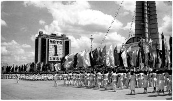 Tras un desfile popular que duró más de 14 horas, el primero de mayo de 1961 en la Plaza Cívica José Martí, el líder de la Revolución anunció la nacionalización de las escuelas privadas. Foto: tomada de acn.cu Reforma Integral de la Enseñanza, medida indispensable en Cuba