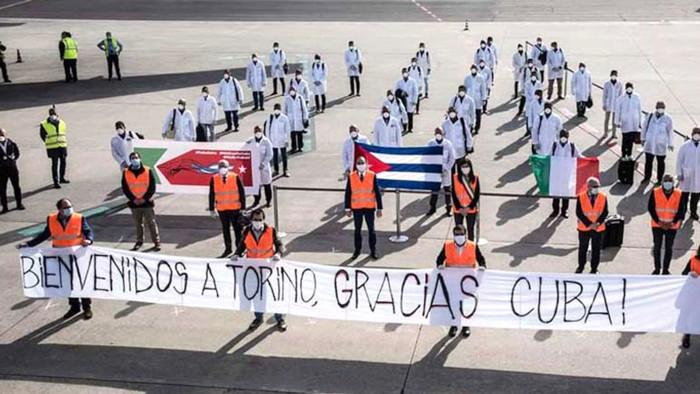#PatriaYVida es haber formado profesionales de la Salud de alto nivel técnico y elevado compromiso con la vida, sensibles y solidarios, 4 941 de los cuales enfrentan la epidemia en 40 países. Foto: tomada de twitter.com/DiazCanelB Patria y Vida, una de nuestras convicciones (+Tuit)