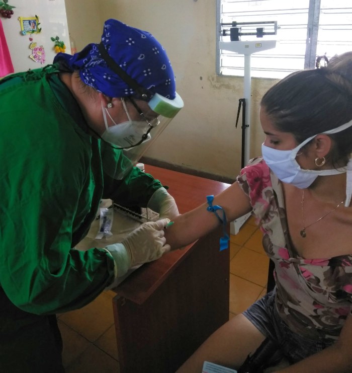 La Lic. Jeannette Meléndez Carmenates durante la toma de muestras en el municipio Jimaguayú, a propósito del estudio poblacional acerca de la prevalencia e incidencia por SARS-CoV 2 y COVID-19. Foto: Cortesía de la Dra. Llanetsy Llanes Investigaciones científicas sobre la COVID-19 y otros programas priorizados