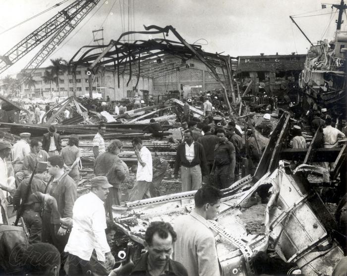Lo ocurrido no podía ser más trágico: el barco anclado en el muelle, en el instante en que estaba procediéndose a desembarcar la carga, estalló. Foto: tomada de granma.cu Y la disyuntiva nuestra sería Patria o Muerte…