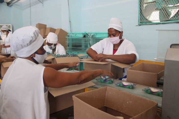 Obreros de la Unidad Empresarial de Base Suchel Regalo fabrican artículos de aseo como jabón. Foto: del autor Suchel: garantizada las materias primas de sus principales productos