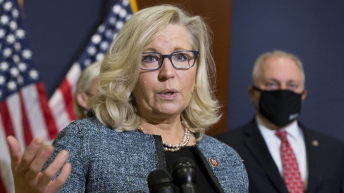 Liz se ve hoy sola frente a la ira de Trump, y su propio partido se dispone a purgarle sus responsabilidades y expulsarla en primarias por haber apoyado el 'impeachment'. Foto: tomada de abc.es Liz Cheney, víctima de las influencias de Trump