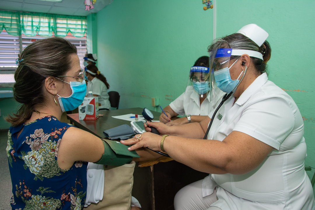 Transcurrida una hora de la vacunación, cada participante es chequeado nuevamente para verificar sus parámetros de temperatura, tensión arterial e indagar acerca de posibles síntomas adversos. En cada vacunatorio, cuentan con especialistas en Medicina General Integral o Medicina Interna para asistir cualquier reacción al candidato vacunal y salas para la observación de tales casos, que han sido muy escasos.
