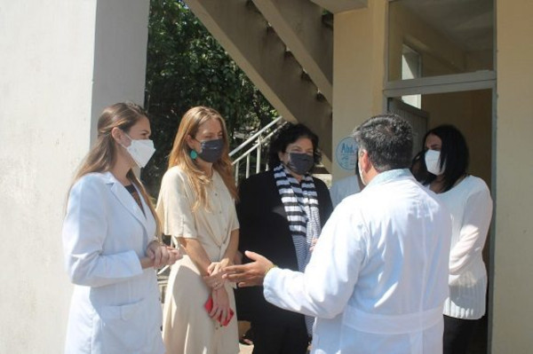 Angulo Pardo explicó que se decidió realizar la inmunización en los propios consultorios porque los médicos y enfermeras de la familia son quienes mejor conocen a la comunidad y pueden determinar las personas que cumplen con los criterios de inclusión y los que deberán esperar una posterior inmunización. Foto: tomada de cubadebate.cu Visitó consultorio habanero ministra de salud de Argentina